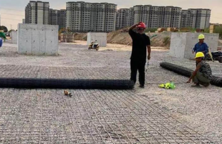 磐石土工格栅铺设前地基要怎么处理？